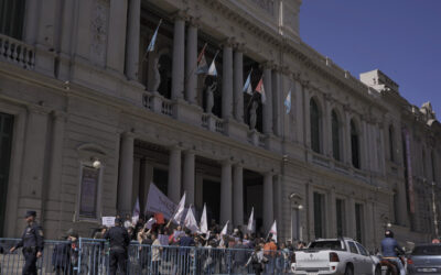 Cobertura completa de la manifestación de hoy en el Teatro del Libertador San Martin y en la Agencia Córdoba Cultura.